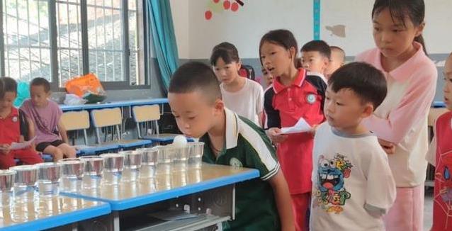 孩子们在游, 引来一片叫, 象贴五官